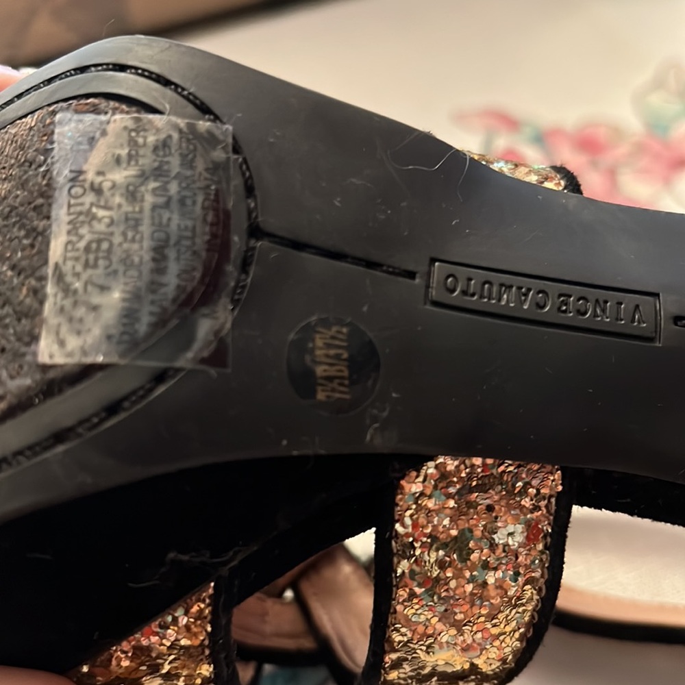 Vince Camuto Padrita Platform Sandals in Gold Glitter & Blk Suede Sz 7 1… - Picture 15 of 16